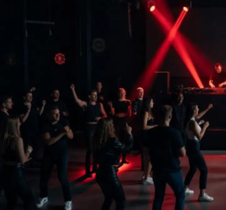 DJ pult és táncoló tömeg fényekkel egy éjszakai bulin