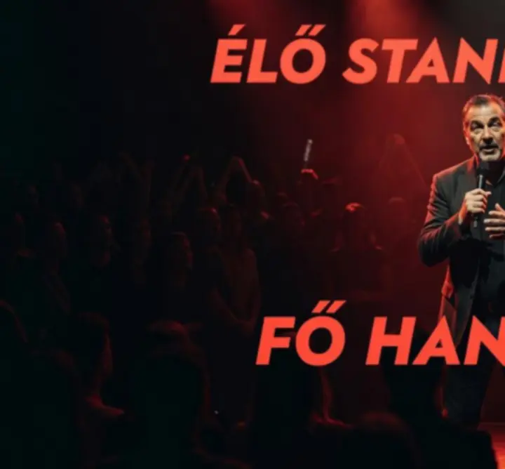 Színpadon álló stand-up komikus vörös-fekete klubhangulatban