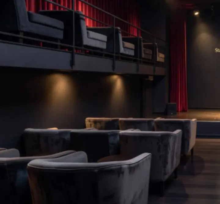 Modern budapesti stand-up klub belső tere fekete-arany enteriőrrel és színpaddal